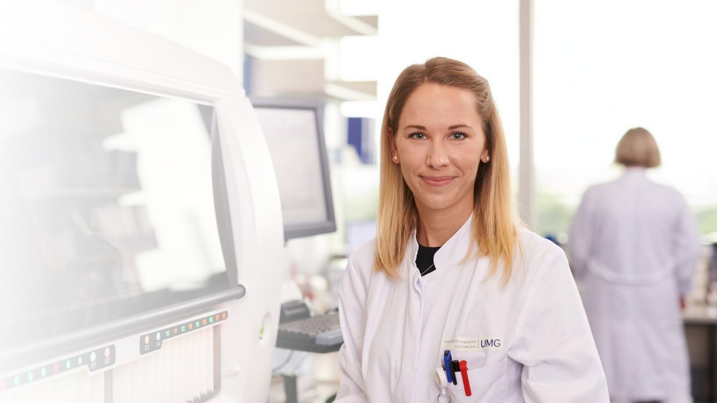 Ärztin der Transfusionsmedizin im Labor.